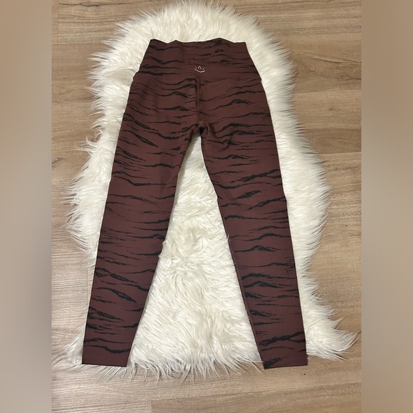 Beyond Yoga High Waisted Midi Legging in Rosewood Brown Jaquard - Picture 4 of 7